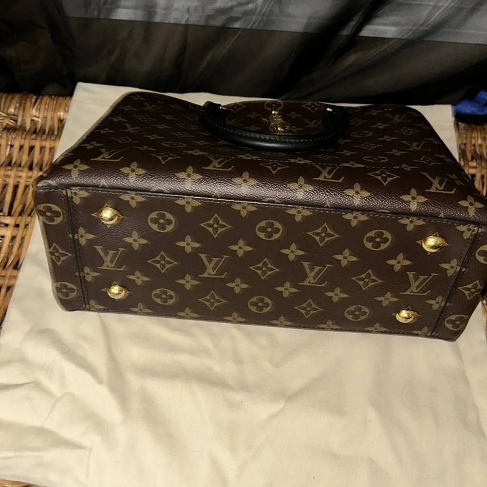 Louis Vuitton Flower Tote, In like New Condition. - Picture 4 of 8